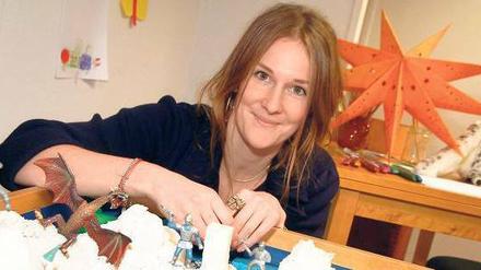Spielend heilen. Kinder- und Jugendtherapeutin Simone Wasmer bringt die kleinen Patienten aus Tschetschenien, Afghanistan, Syrien, dem Kosovo, dem Iran, Somalia und Guinea wieder zum Lachen und Reden. 