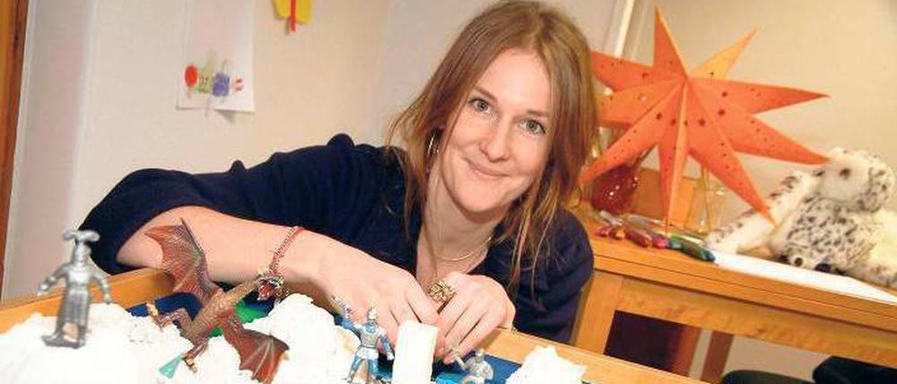 Spielend heilen. Kinder- und Jugendtherapeutin Simone Wasmer bringt die kleinen Patienten aus Tschetschenien, Afghanistan, Syrien, dem Kosovo, dem Iran, Somalia und Guinea wieder zum Lachen und Reden. 