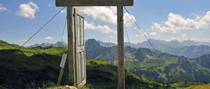 Macht die Tür wieder auf, sagt der Blogger Johnny Haeusler und meint damit, es müsse wieder mehr in Blogs, außerhalb sozialer Netzwerke veröffentlicht werden. Unser Bild zeigt einen Teil des Kunstprojektes "Öffne die Tür für eine andere Welt", die Porta Alpinae am Zeigersattel beim Nebelhorn im Allgäu.