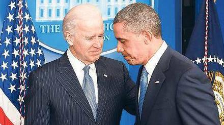 Haben sich etwas Luft verschafft: US-Präsident Barack Obama (r.) und Vizepräsident Joe Biden in der Nacht der Entscheidung. Foto: Jonathan Ernst/Reuters