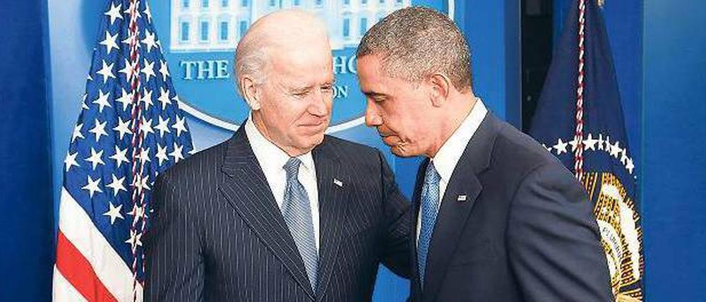 Haben sich etwas Luft verschafft: US-Präsident Barack Obama (r.) und Vizepräsident Joe Biden in der Nacht der Entscheidung. Foto: Jonathan Ernst/Reuters