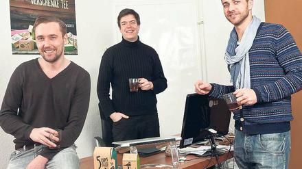 Geschmacksscouts. Eike Pazulla, André Kramp und Patrick Ulmer (v. l.) sind drei der fünf Gründer des Teelabors „5 Cups and some Sugar“ in Friedrichshain. Sie mischen Sorten nach den individuellen Wünschen der Kundschaft. Foto: Georg Moritz