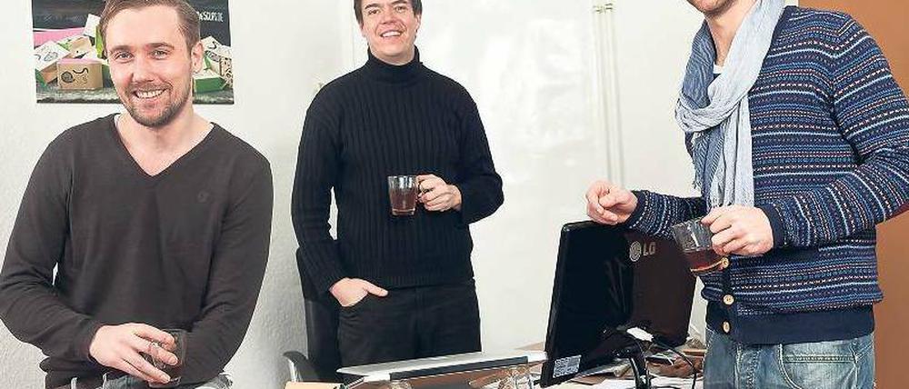 Geschmacksscouts. Eike Pazulla, André Kramp und Patrick Ulmer (v. l.) sind drei der fünf Gründer des Teelabors „5 Cups and some Sugar“ in Friedrichshain. Sie mischen Sorten nach den individuellen Wünschen der Kundschaft. Foto: Georg Moritz