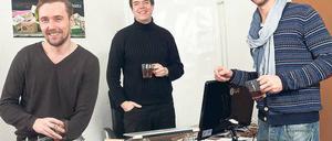 Geschmacksscouts. Eike Pazulla, André Kramp und Patrick Ulmer (v. l.) sind drei der fünf Gründer des Teelabors „5 Cups and some Sugar“ in Friedrichshain. Sie mischen Sorten nach den individuellen Wünschen der Kundschaft. Foto: Georg Moritz