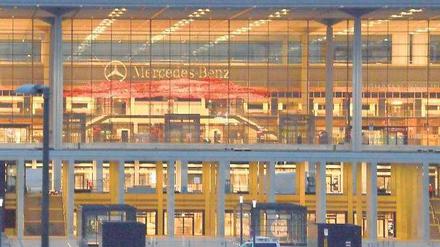 Licht an. Der Bau steht. Er wird bewacht. Beleuchtet. Es fliegt nur nichts.