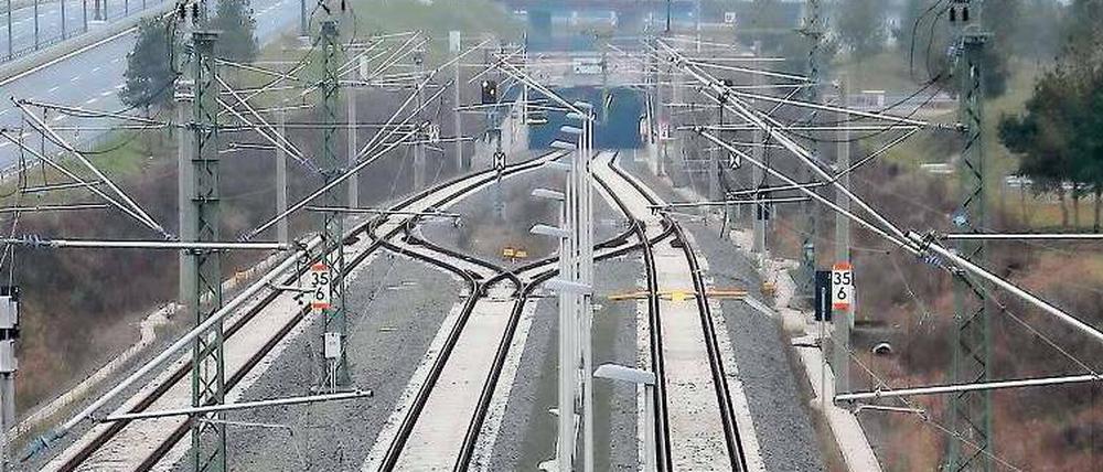 Zwei Jahre Leerfahrten. Seit 2012 rollen Züge durch den Tunnel in den unterirdischen BER-Bahnhof, damit kein Schimmel ansetzt – die Tour dürfen die Lokführer bis 2014 Tag für Tag fortsetzen.