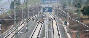 Zwei Jahre Leerfahrten. Seit 2012 rollen Züge durch den Tunnel in den unterirdischen BER-Bahnhof, damit kein Schimmel ansetzt – die Tour dürfen die Lokführer bis 2014 Tag für Tag fortsetzen.