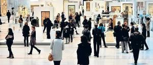 Es muss nicht immer Paris sein. Besucher besichtigen die über 200 Louvre-Exponate in Lens. Die Halle ist 120 Meter lang und vollkommen stützenfrei. Foto: AFP