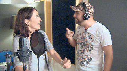 Lass es grooven! Anne Will und Serdar Somuncu im Studio. Foto: Arte