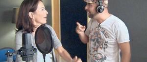 Lass es grooven! Anne Will und Serdar Somuncu im Studio. Foto: Arte