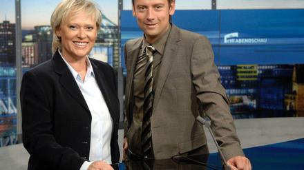 Cathrin Böhme und Sascha Hingst präsentieren im Wechsel die "Abendschau" im RBB. 