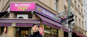 Stress mit den Nachbarn. Bircan Er und sein Blumenladen sollen das Haus an der Oranienstraße räumen. Es gehört der Familie, die nebenan das Restaurant „Hasir“ betreibt.