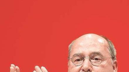 Applaus, Genossen. Gregor Gysi, 64, ist überzeugt davon, dass die Linkspartei auf ihn noch eine ganze Weile lang nicht verzichten kann. 