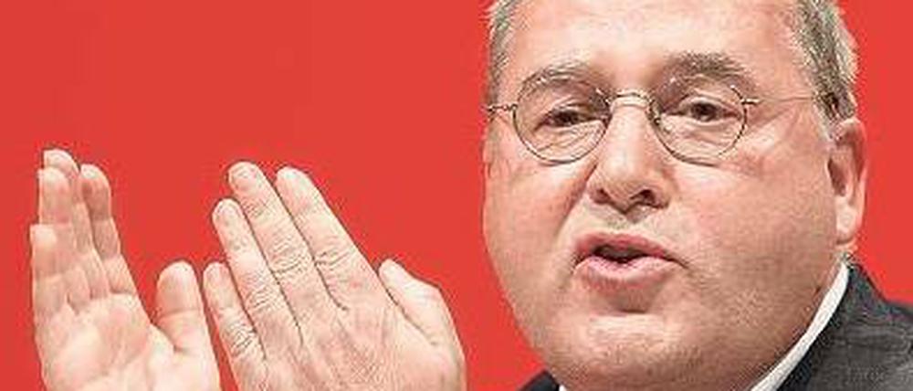 Applaus, Genossen. Gregor Gysi, 64, ist überzeugt davon, dass die Linkspartei auf ihn noch eine ganze Weile lang nicht verzichten kann. 