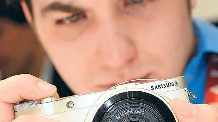 Ungemein flexibel: Die neue Samsung NX 300 sieht aus wie eine gewöhnliche Systemkamera, per Knopfdruck speichert die 20-Megapixel-Kamera allerdings Fotos im 3-D-Modus. Bei den Computern dominieren Convertibles wie dieses Lenovo-Gerät. Sie erlauben unterschiedlichste Nutzungsformen vom Notebook bis zum Tablet. Rund 40 Dollar soll die Kleinkind-Toilette iPotty mit Tablet-Halterung kosten. Das Huawei Ascend Mate mit seinem 6-Zoll-Bildschirm ist fast genauso groß wie ein Mini-Tablet. Fotos: AFP, Reuters (2), CTA-Promo