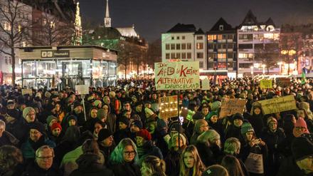 Demonstranten stehen auf dem Heumarkt. Zahlreiche Menschen sind zu einer Demonstration des "Bündnisses gegen Rassismus" in Köln zusammengekommen . +++ dpa-Bildfunk +++