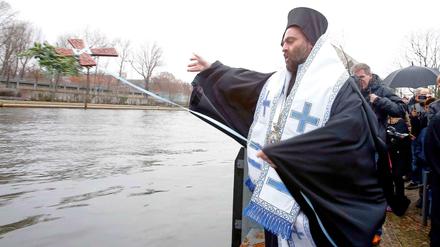 Hol aus. Der griechisch-orthodoxe Bischof Bartholomäus von Ariranz wirft am Epiphanias-Tag ein mit Blumen geschmücktes Holzkreuz in die Spree. Und zwar dreimal hintereinander. Mit dieser Wasserweihe wird an Jesu Taufe erinnert. 