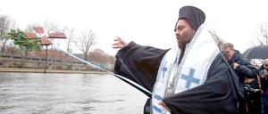 Hol aus. Der griechisch-orthodoxe Bischof Bartholomäus von Ariranz wirft am Epiphanias-Tag ein mit Blumen geschmücktes Holzkreuz in die Spree. Und zwar dreimal hintereinander. Mit dieser Wasserweihe wird an Jesu Taufe erinnert. 