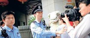 „Freunde von der Presse“, nennt Chinas designierter Staatschef Xi Jinping Journalisten. Dass die Freundschaft ihre Grenzen hat, erleben sie tagtäglich bei ihren Recherchen, wie hier der Kameramann in Peking.