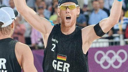 Und niemand wusste von den Schmerzen. Jonas Reckermann hatte schon während Olympia große körperliche Probleme. Aus Furcht vor irreversiblen Schäden hört er jetzt auf. Foto: AFP