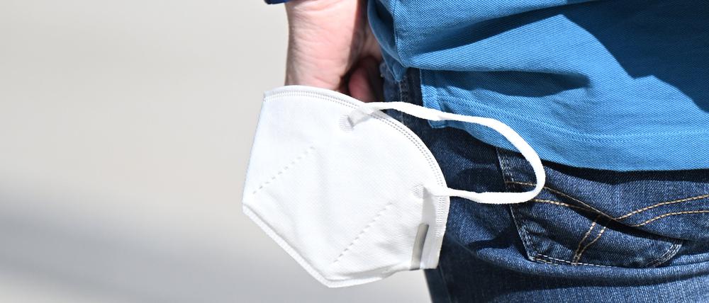 Allzeit bereit. Obwohl die Pflicht zum Maskentragen entfällt, wollen viele Geschäfte ihre Kunden weiter zum Tragen einer Mund-Nase-Bedeckung anhalten – auch durch den Appell an die Verantwortung für sich selbst und andere. 