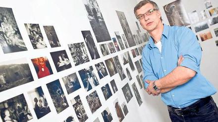 Im Kreise seiner Lieben. Seit 15 Jahren ist Christian Hansen auf der Jagd nach privaten Aufnahmen von Frauen. Foto: Georg Moritz
