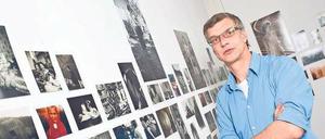 Im Kreise seiner Lieben. Seit 15 Jahren ist Christian Hansen auf der Jagd nach privaten Aufnahmen von Frauen. Foto: Georg Moritz