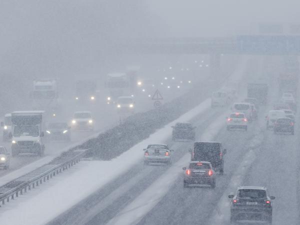 Im dichten Schneetreiben fahren Autos und Lkws am 17. Januar 2024 über die A4 in Richtung Aachen.