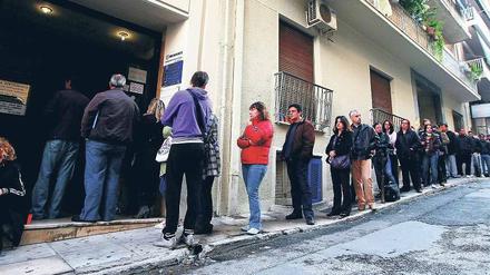 Ohne Job in Athen. Die Auszahlung von Hilfen dauert, immer mehr reihen sich ein. Im Süden Europas ist die Arbeitslosenquote im Schnitt um 7,5 Prozentpunkte höher als im Norden.Foto: dpa