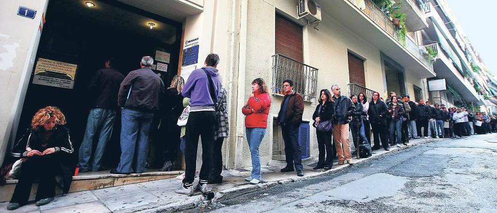 Ohne Job in Athen. Die Auszahlung von Hilfen dauert, immer mehr reihen sich ein. Im Süden Europas ist die Arbeitslosenquote im Schnitt um 7,5 Prozentpunkte höher als im Norden.Foto: dpa