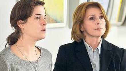 Eva Prohacek (Senta Berger, re.) steht Sophie (Anne Schäfer) bei. 