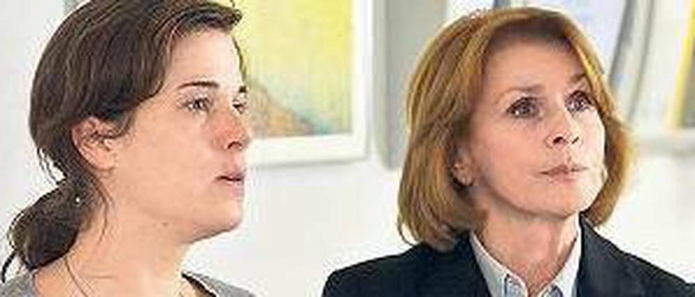 Eva Prohacek (Senta Berger, re.) steht Sophie (Anne Schäfer) bei. 