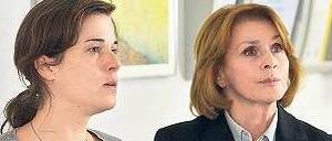 Eva Prohacek (Senta Berger, re.) steht Sophie (Anne Schäfer) bei. 