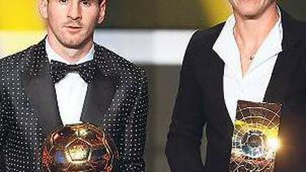 Doppelspitze. Lionel Messi (l.) und Abby Wambach mit ihren Trophäen. Foto: Reuters