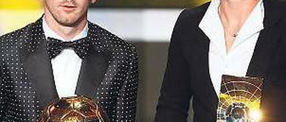 Doppelspitze. Lionel Messi (l.) und Abby Wambach mit ihren Trophäen. Foto: Reuters
