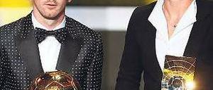 Doppelspitze. Lionel Messi (l.) und Abby Wambach mit ihren Trophäen. Foto: Reuters