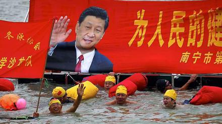 Ein Plakat mit dem neuen chinesischen Staats- und Parteichef Xi Jinping.
