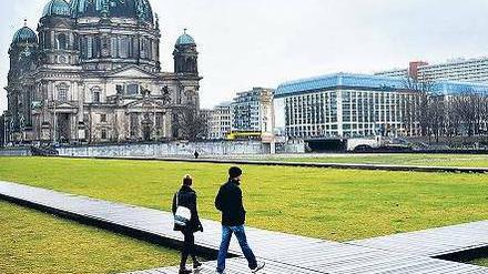 Kreuz im Grünen. Zwölf Tage soll die Beseitigung des Rasens dauern, die an diesem Montag beginnt. Von den Stegen aus Lärchenholz bleibt nur der am westlichen Rand erhalten, damit Fußgänger den Schlossplatz überqueren können. 