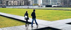Kreuz im Grünen. Zwölf Tage soll die Beseitigung des Rasens dauern, die an diesem Montag beginnt. Von den Stegen aus Lärchenholz bleibt nur der am westlichen Rand erhalten, damit Fußgänger den Schlossplatz überqueren können. 