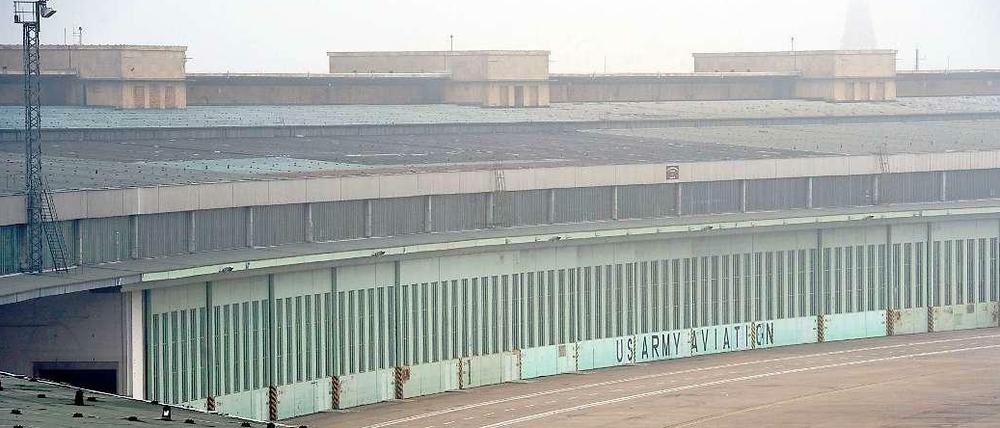 Der Flughafen Tempelhof im Nebel.