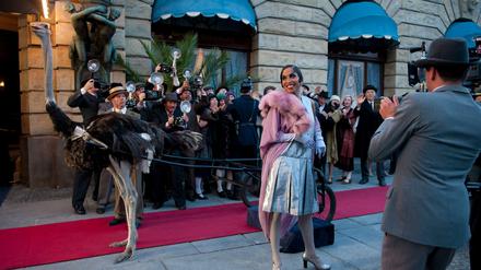 Hoher Besuch: Auch die Tänzerin Josephine Baker (Ligia Manuela Lewis) besucht das berühmte Hotel in der ZDF-Verfilmung. Foto: ZDF