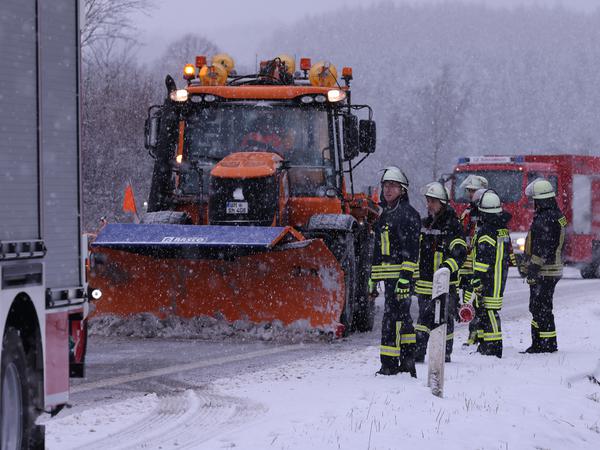 Schnee und Eis legen Verkehr lahm: Tausende Menschen stecken über Nacht auf  Autobahnen fest – Karambolage auf der A44