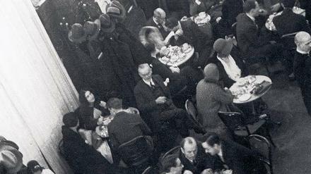 Feierabendrevoluzzer. Joseph Roth kritisierte auch die Literaten im Romanischen Café am Kurfürstendamm (hier um 1930). Foto: akg-images