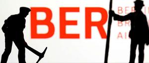 Nochmal ganz von vorn? In unserer Illustration stehen zwei kleine Bauarbeiter aus Plastik vor dem Logo des Flughafens Berlin Brandenburg.