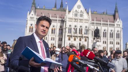 Péter Márki-Zay während des Vorwahlen-Wahlkampfes im Oktober 2021, im Hintergrund das Parlamentsgebäude.