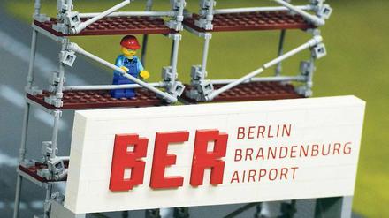 Es geht voran. Auf der BER-Baustelle ist der Tower längst fertig, das erste Flugzeug sogar angedockt, und im Frühjahr 2013 soll der gesamte Flughafen eröffnet werden – und zwar pünktlich. Gut, die Arbeiter bewegen sich nicht, aber immerhin: sie sind vor Ort, auf der Airport-Baustelle. Und Baustellenschäden werden einfach mit Klebstoff repariert. Der Mini-BER entsteht derzeit auf zehn Quadratmetern im Legoland Discovery Center am Potsdamer Platz. 100 000 Steine werden in 500 Arbeitsstunden verbaut. Mehr Bilder hier.