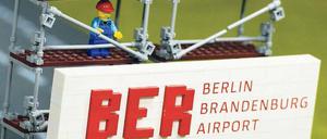 Es geht voran. Auf der BER-Baustelle ist der Tower längst fertig, das erste Flugzeug sogar angedockt, und im Frühjahr 2013 soll der gesamte Flughafen eröffnet werden – und zwar pünktlich. Gut, die Arbeiter bewegen sich nicht, aber immerhin: sie sind vor Ort, auf der Airport-Baustelle. Und Baustellenschäden werden einfach mit Klebstoff repariert. Der Mini-BER entsteht derzeit auf zehn Quadratmetern im Legoland Discovery Center am Potsdamer Platz. 100 000 Steine werden in 500 Arbeitsstunden verbaut. Mehr Bilder hier.