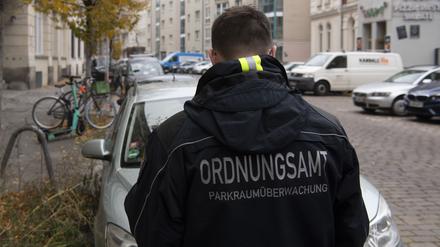 Für die Parkraumüberwachung haben die Bezirke viel zu wenige Mitarbeiter.