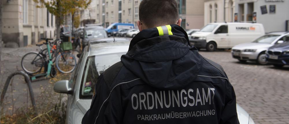 Für die Parkraumüberwachung haben die Bezirke viel zu wenige Mitarbeiter.