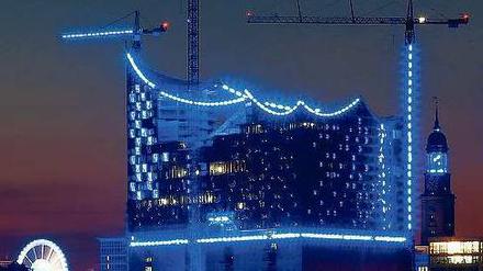 Auf Großbaustellen (hier die Hamburger Elbphilharmonie) werden Kostensteigerungen als gottgegeben hingenommen. Meistens ist aber schon die Kalkulation viel zu knapp – damit das Projekt genehmigt wird. 